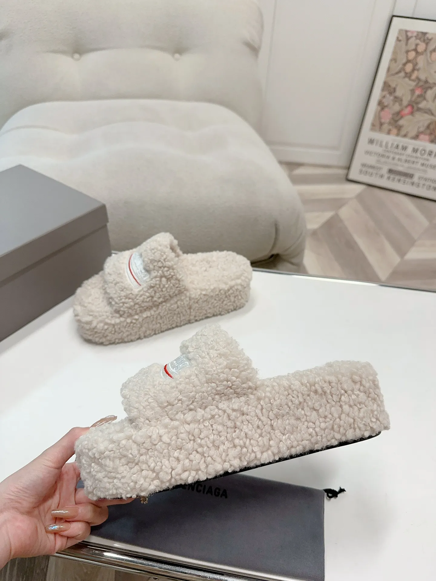 👟👟Ex-factory price 480👟👟Thick-soled Balenciaga autumn and winter trendy wool slippers💕cx upper letter pattern, electric embroidery logo embroidery technology! Full of high-end feel! Especially beautiful on the feet 🦶 🐑Material: wool (very soft and comfortable) 🐑Sole: Original non-slip and wear-resistant outsole 🐑Number/size: Women's 35-41